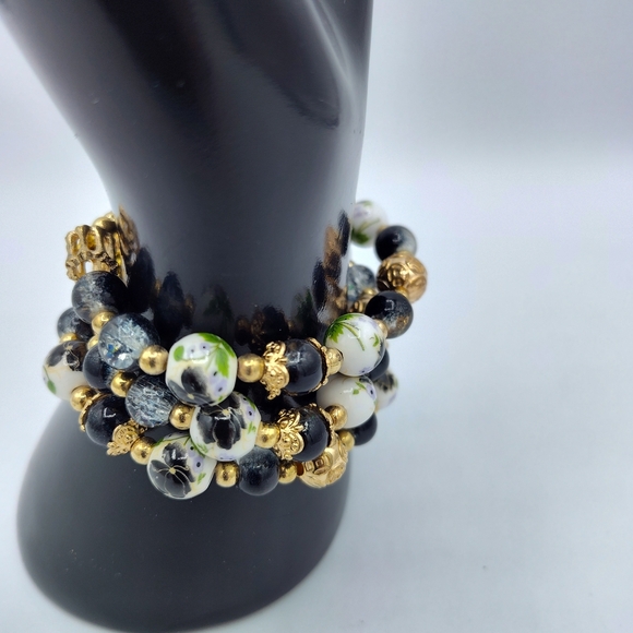 NWOT Glass Bead Gold and Black Bracelet With Adorable Butterfly Accents - Picture 3 of 3